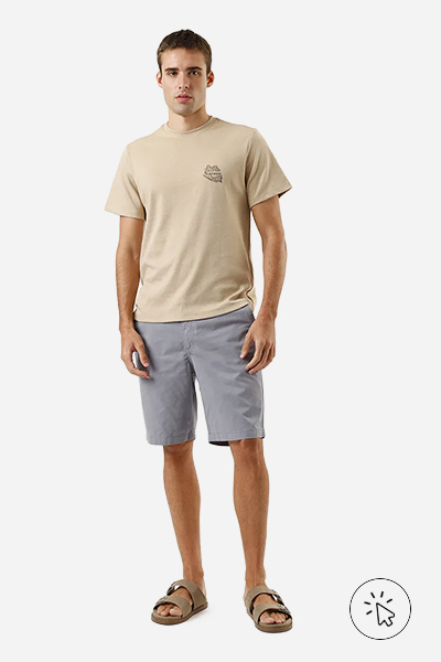 Modelo veste camiseta masculina com algodão estampada bege - tons neutros - tons neutros roupas - o que são tons neutros - como combinar tons neutros