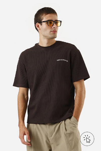 Modelo veste camiseta masculina com algodão estampada marrom escuro - tons neutros - tons neutros roupas - o que são tons neutros - como combinar tons neutros