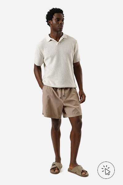 Modelo veste polo masculina de tricô bege com botão - tons neutros - tons neutros roupas - o que são tons neutros - como combinar tons neutros