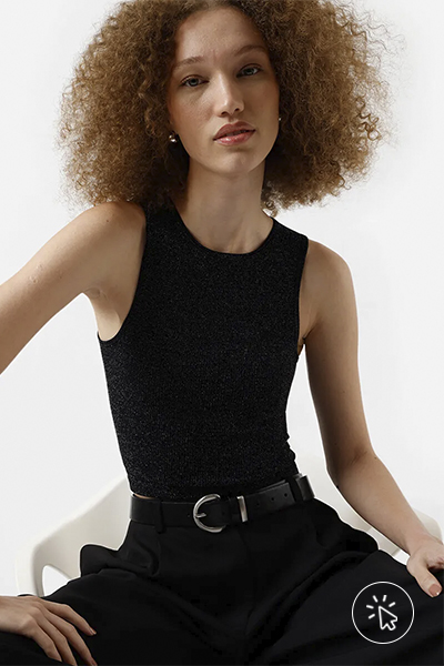 Modelo veste regata feminina em poliamida canelada com lurex preto - tons neutros - tons neutros roupas - o que são tons neutros - como combinar tons neutros