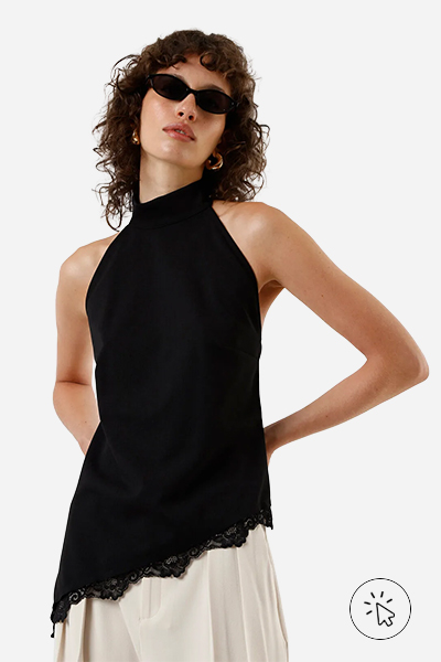 Modelo veste blusa assimétrica feminina halterneck com renda preta