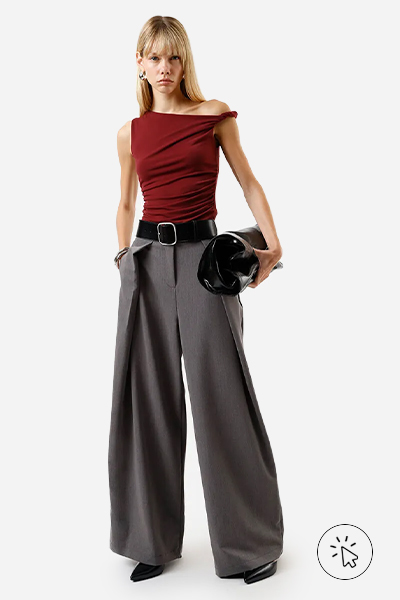 Modelo veste blusa feminina franzida assimétrica vinho - poliéster - o que é poliéster - como é feito o poliéster  