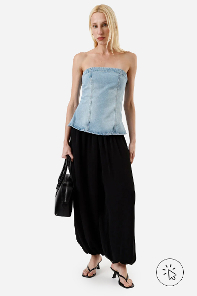 Modelo veste blusa sem alça feminina jeans com recortes azul claro