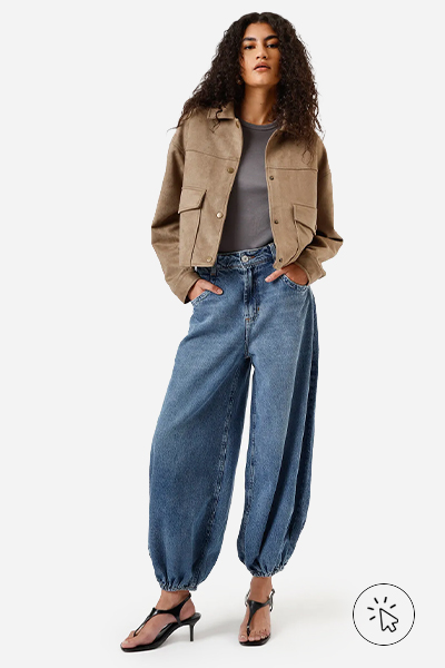 Modelo veste calça aladim feminina jeans cintura média azul