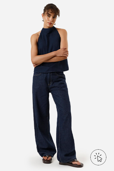 Modelo veste calça jeans feminina de algodão com cordão azul