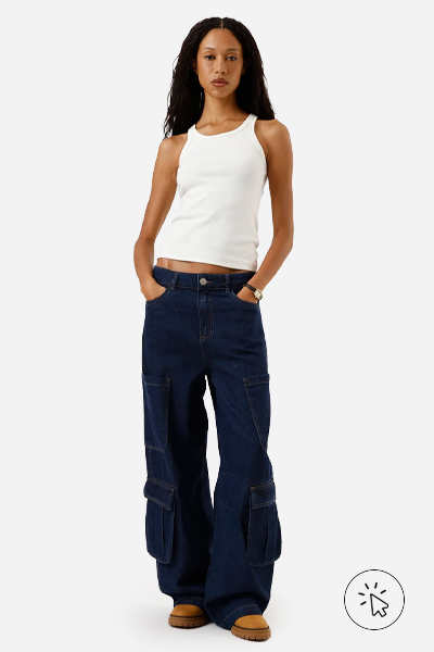 Modelo veste calça skater cargo feminina jeans cintura média azul escuro
