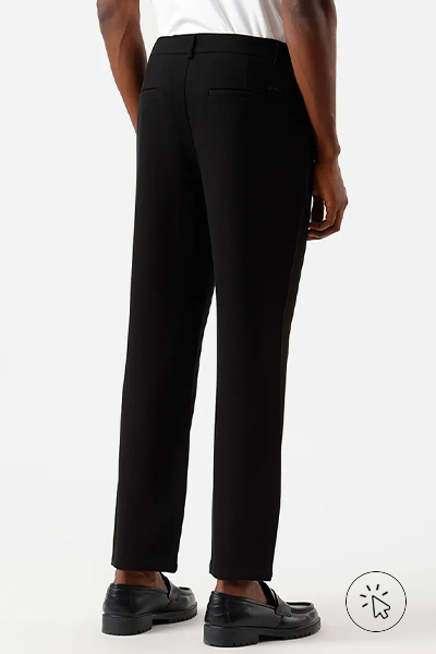 Modelo veste calça slim masculina texturizada com cós de elástico preta - poliéster - o que é poliéster - como é feito o poliéster  