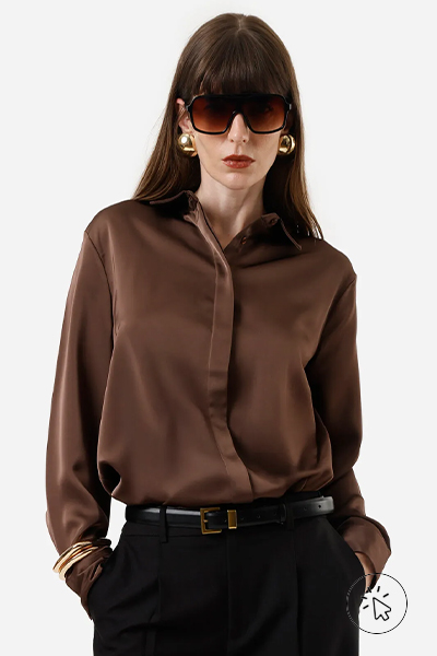 Modelo veste camisa feminina acetinada oversized marrom - poliéster - o que é poliéster - como é feito o poliéster  