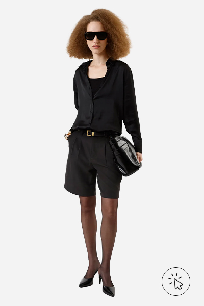 Modelo veste camisa feminina manga longa acetinada preta - poliéster - o que é poliéster - como é feito o poliéster  