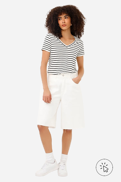 Modelo veste camiseta feminina básica estampada de poá manga curta com decote V off-white - poliéster - o que é poliéster - como é feito o poliéster  