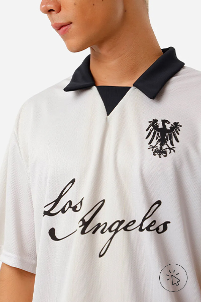 Modelo veste camiseta masculina com gola estampada off-white - poliéster - o que é poliéster - como é feito o poliéster  