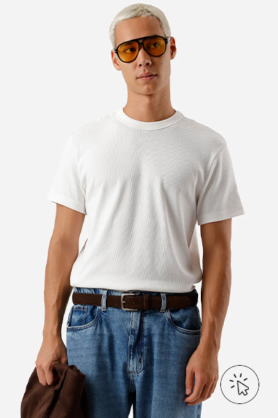 Modelo veste camiseta slim fit masculina com algodão e poliéster canelada off-white - poliéster - o que é poliéster - como é feito o poliéster  