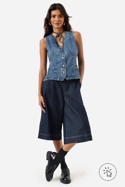 Modelo veste colete feminino jeans decote v azul médio