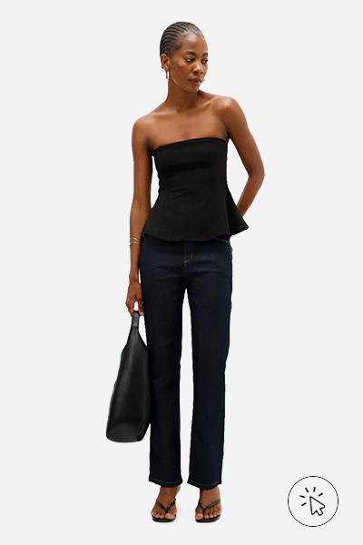 Modelo veste top sem alça peplum e calça jeans básica reta cintura média azul escuro jeans amaciado - como lavar calça jeans