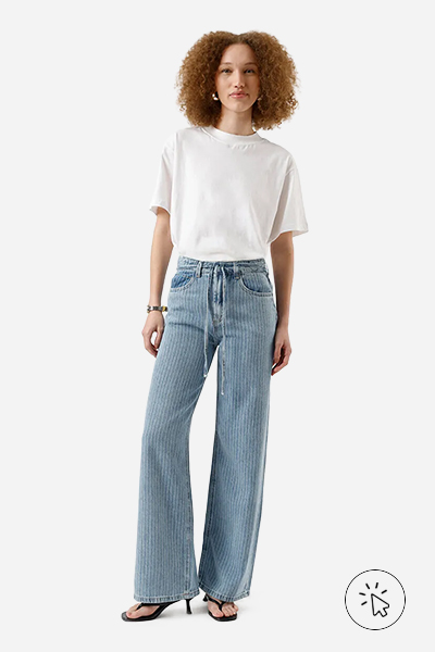 Modelo veste calça jeans feminina oversized com cintura média azul médio - como lavar calça jeans