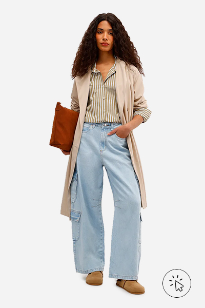 Modelo veste calça skater feminina jeans com bolsos cargo azul claro - como lavar calça jeans