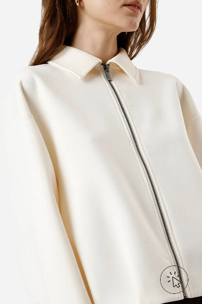 Modelo veste jaqueta bomber feminina com pregas off-white - poliéster - o que é poliéster - como é feito o poliéster  
