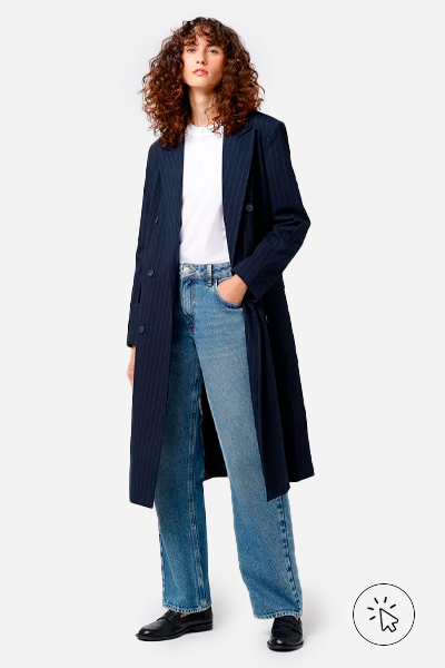 Modelo veste casaco alongado blazer risca de giz azul marinho