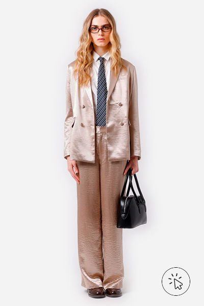 Modelo veste blazer de alfaiataria feminino acetinado Mindset bege