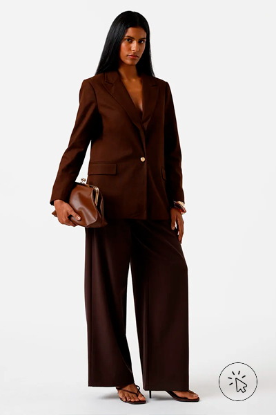 Modelo veste blazer de alfaiataria feminino com linho marrom