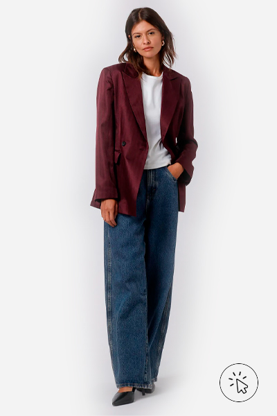 Modelo veste blazer de alfaiataria feminino Mindset vinho escuro