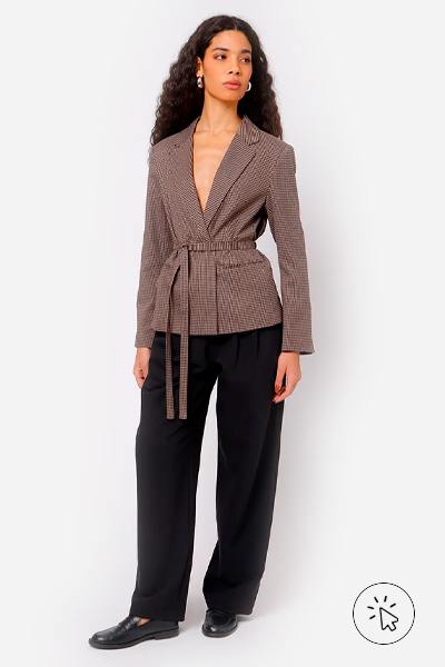 Modelo veste blazer feminino de alfaiataria pied de poule com amarração Mindset bege