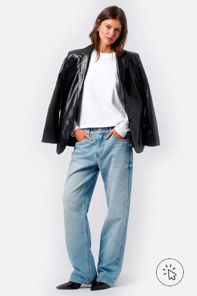 Modelo veste blazer feminino de poliuretano couro PU croco Mindset preto