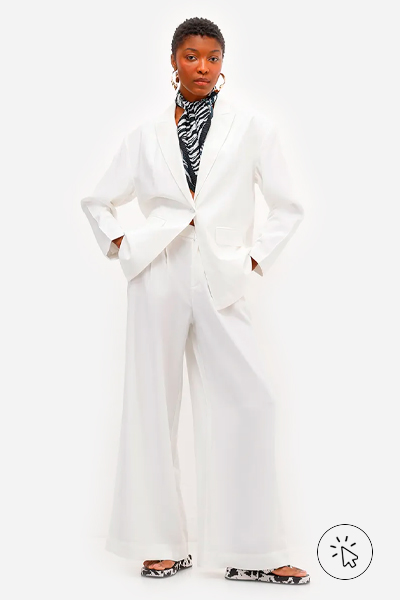 Modelo veste blazer oversized feminino de viscose da coleção C&A & Stylists