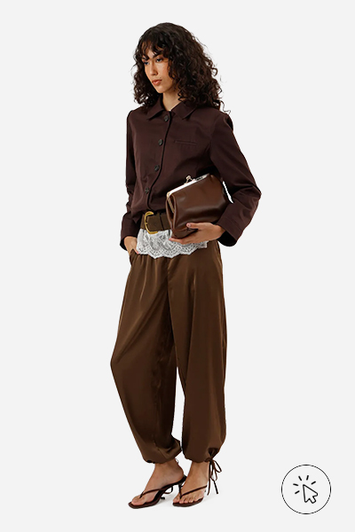 Modelo veste calça aladim feminina com amarração acetinada marrom