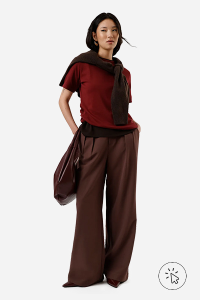 Modelo veste calça baggy feminina de alfaiataria marrom