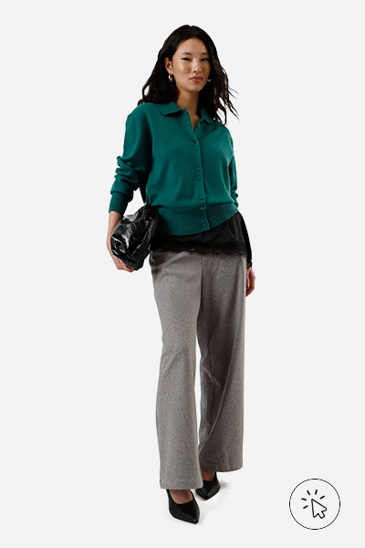 Modelo veste cardigan feminino de tricô verde