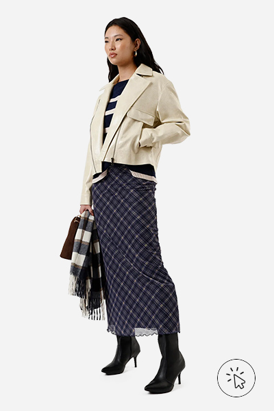 Modelo veste jaqueta feminina de couro PU poliuretano com bolsos oversized off-white