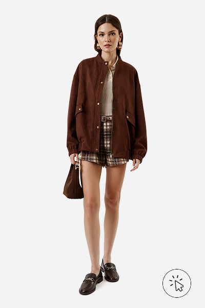 Modelo veste jaqueta feminina de suede com bolsos marrom