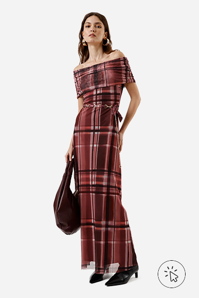 Modelo veste vestido longo feminino de tule ombro a ombro com franzido xadrez vinho