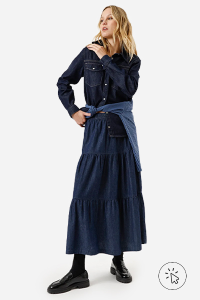 Modelo veste saia mídi feminina jeans tendência com recorte cós elástico azul