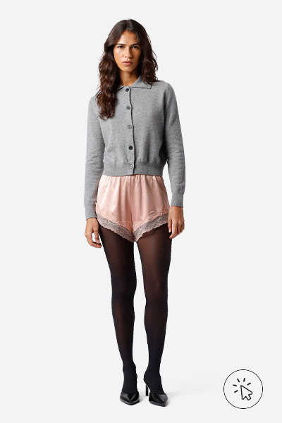 Modelo veste short estilo pijama feminino com renda acetinado Mindset rosa claro