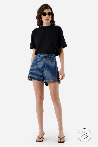 Modelo veste short feminino jeans cintura média listrado azul
