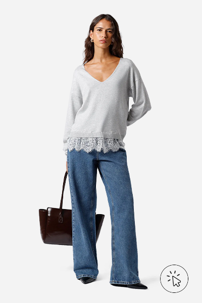 Modelo veste suéter feminino de tricô com renda Mindset cinza