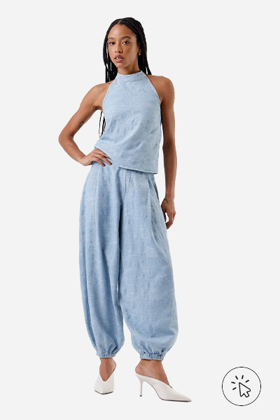 Modelo veste calça aladim feminina jeans camuflado azul claro