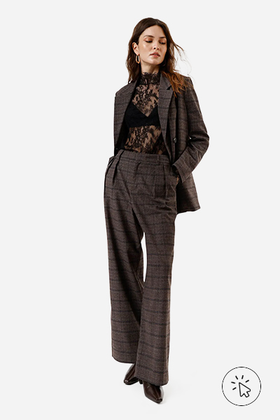 Modelo veste calça baggy feminina de alfaiataria xadrez marrom