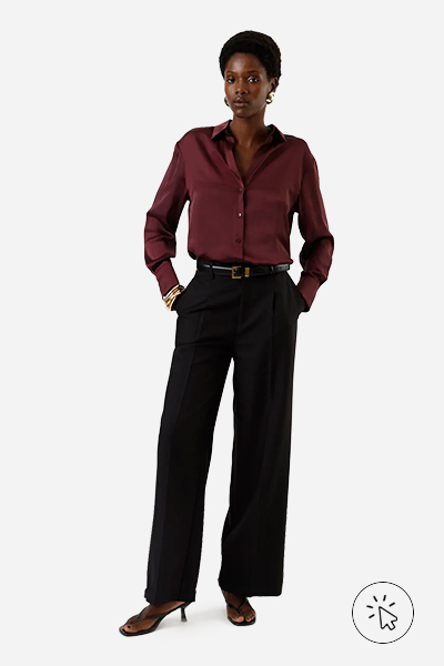 Modelo veste camisa feminina manga longa acetinada vinho escuro