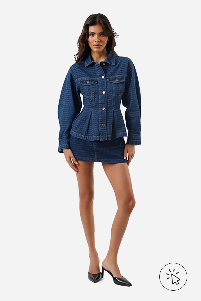 Modelo veste jaqueta peplum feminina jeans com pregas xadrez azul escuro
