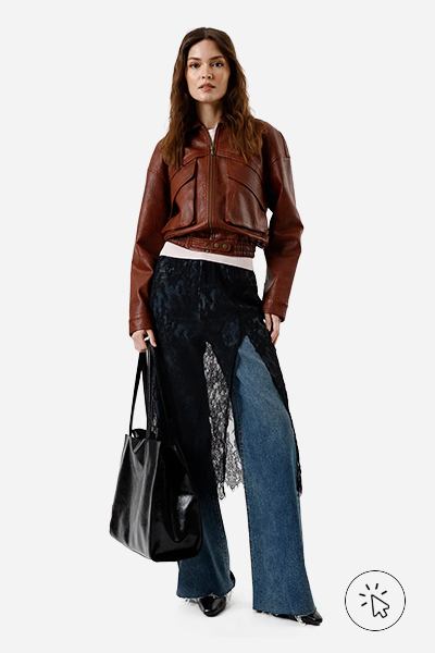 Modelo veste saia mídi feminina de renda com fenda floral preta