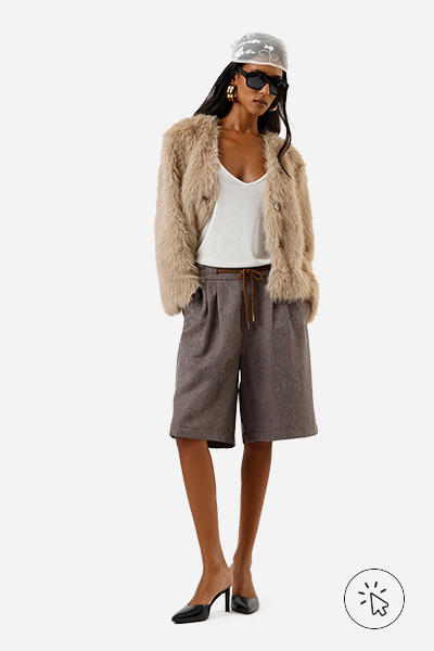 Modelo veste short feminino de alfaiataria com amarração marrom