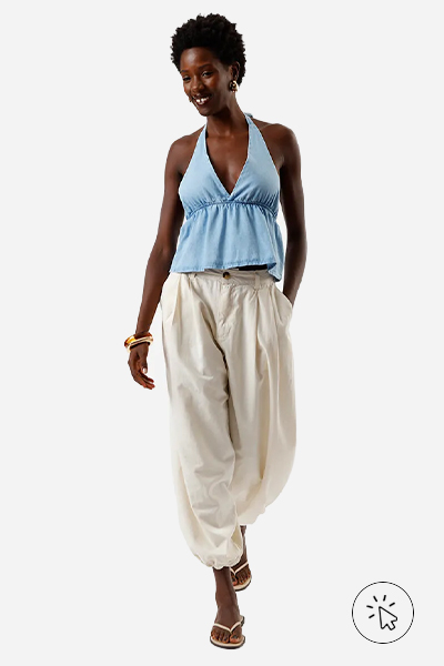 Modelo veste bata feminina jeans azul clara e calça aladim off-white