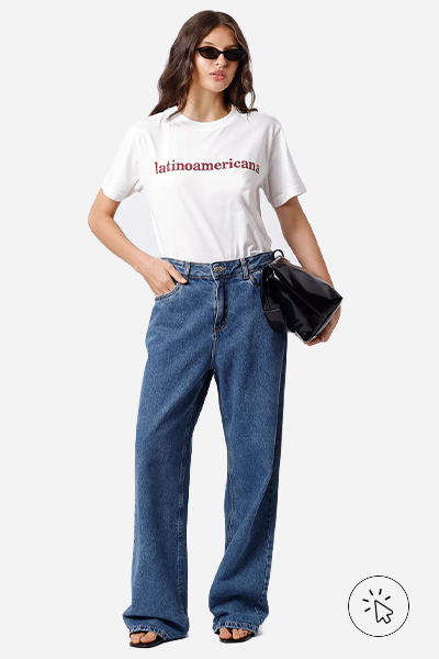 Modelo veste camiseta estampada em vermelho a palavra "latinoamericana" e calça jeans