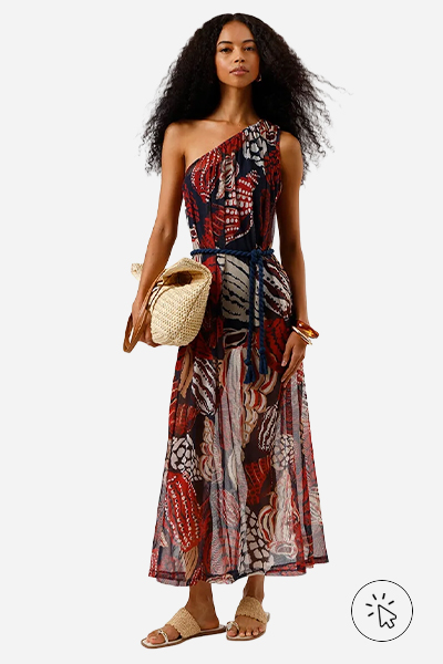 Modelo veste vestido ombro único estampa tropical vermelho, off-white e preto
