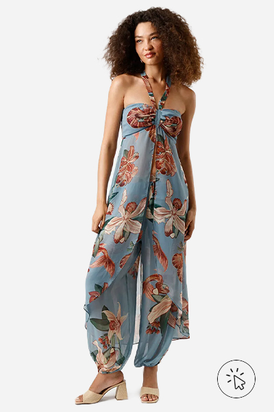 Modelo veste bata e calça ampla na mesma padronagem tropical azul clara