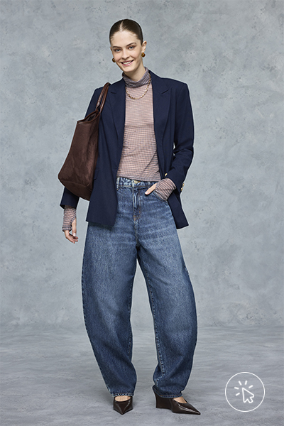 Modelo veste blazer azul-marinho e calça jeans baggy feminina azul médio