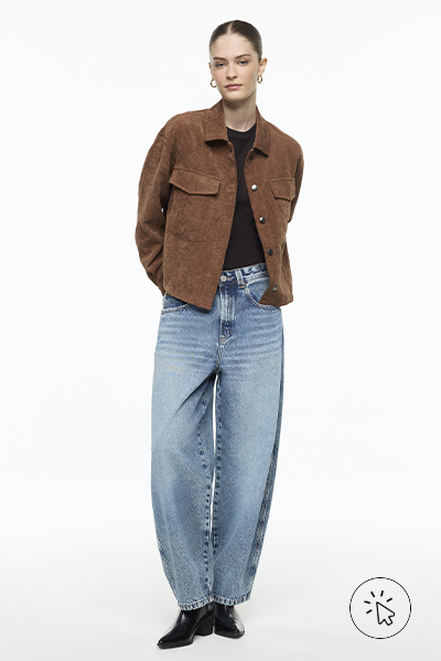 Modelo veste jaqueta de suede marrom e calça jeans baggy feminina azul médio